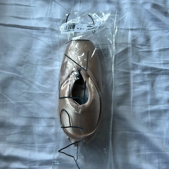 Capezio pointe shoes - Picture 2 of 5